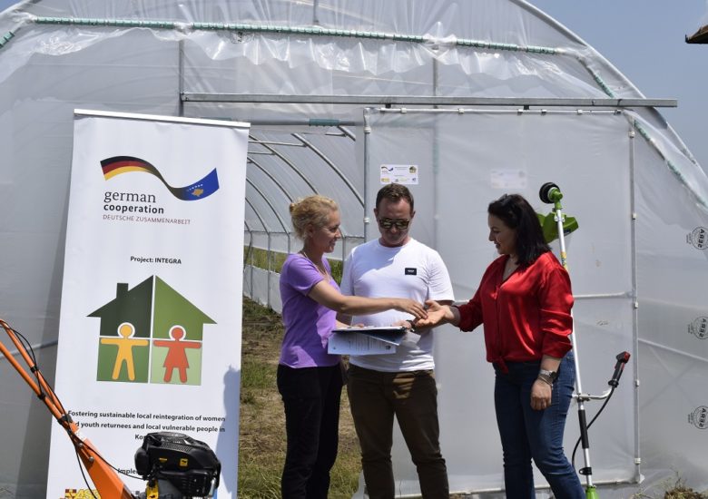 Shpërndarja e paisjeve të grantit tek Lindita Shala